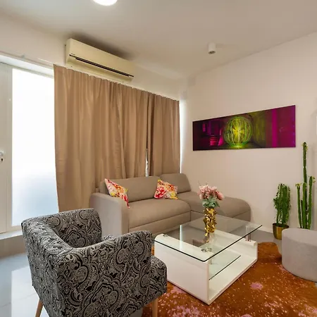Walking Distance To Center Apartman