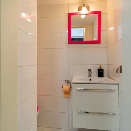 Walking Distance To Center Apartment *
